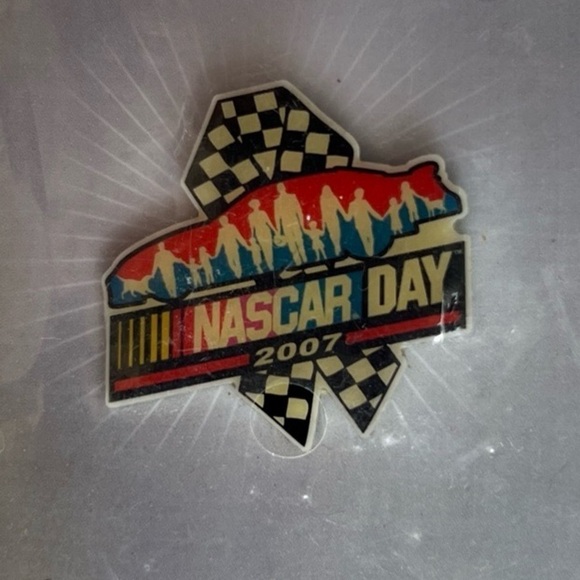 NASCAR - 2007 Official NASCAR Day Collectable “Celebrate The Spirit” Pin‎ - Picture 3 of 7